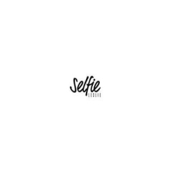 Selfie Leslie